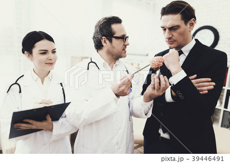 Skilled neurologist shows problem zones on brain 39446491