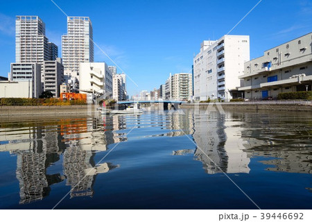 芝浦の運河の水面に映るビル 芝浦の運河の水面に映るビル 39446692
