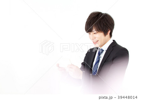 貯金通帳を見る男性社員 39448014