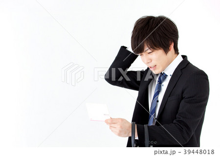 貯金通帳を見る男性社員 39448018