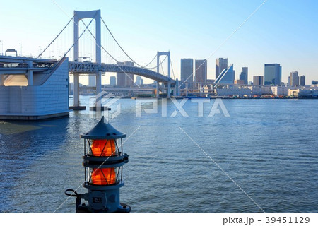 レインボーブリッジの赤色灯越しの芝浦の景色 レインボーブリッジの赤色灯越しの芝浦の景色 39451129