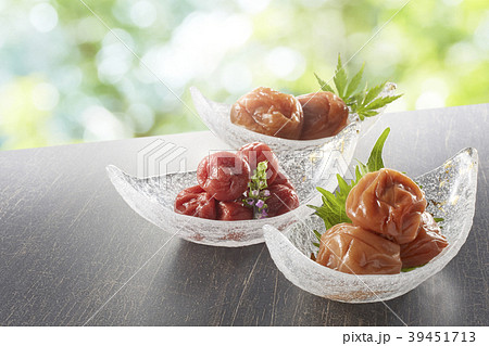 梅干し　Umeboshi(pickled ume)  39451713