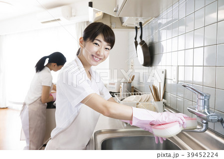 ハウスキーパー　家政婦　女性　家事代行家　事代行サービス　 39452224
