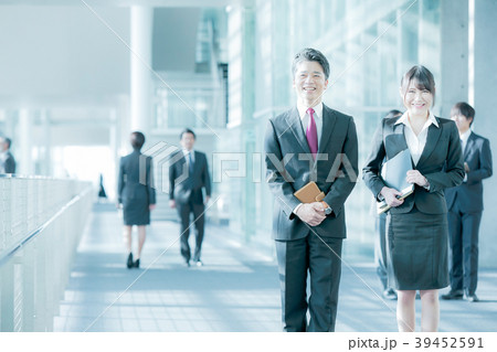上司と部下　幹部社員と若手社員　男性社員と女性社員　ビジネスマン　ビジネスシーン　オフィスシーン 39452591
