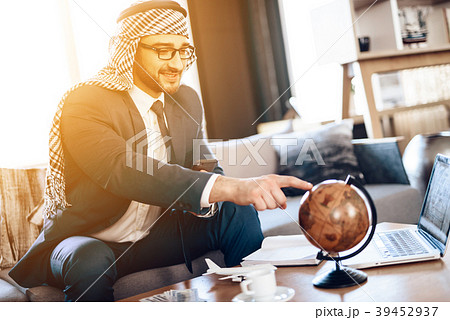 Arab businessman  39452937