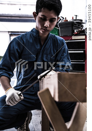 若いものづくり技術者 39455100