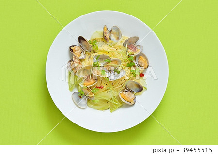 春キャベツとアサリとアンチョビのパスタ スパゲティ イタリアン料理 の写真素材