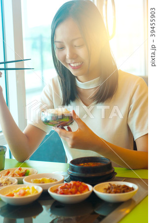 beautiful young asian girl eating korean food  39455903