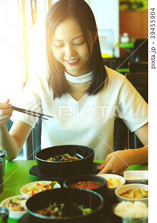 beautiful young asian girl eating korean food  39455904