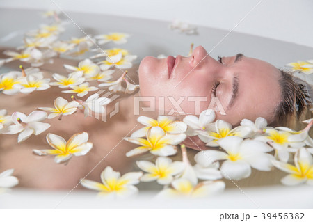 Woman relaxing in bath organic skin care Woman relaxing in bath organic skin care 39456382