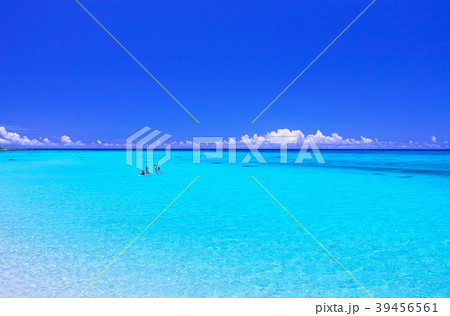 真夏の宮古島・下地空港沿いに広がる綺麗な海でマリンスポーツを楽しむ人々 39456561