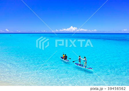 真夏の宮古島・下地空港沿いに広がる綺麗な海でマリンスポーツを楽しむ人々 39456562