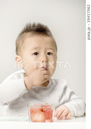 赤ちゃん フルーツ 果物の写真素材
