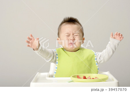 赤ちゃん フルーツ 果物の写真素材