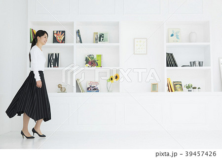 歩く女性 39457426