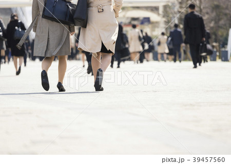 スーツで歩く後ろ姿 39457560