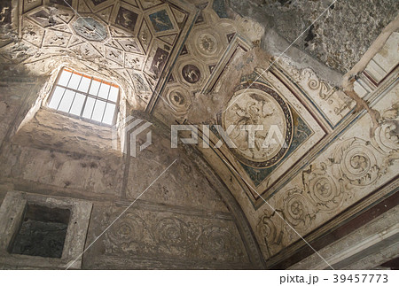 漆喰レリーフ模様を見るポンペイ遺跡フォロの浴場微温浴室の天井 39457773