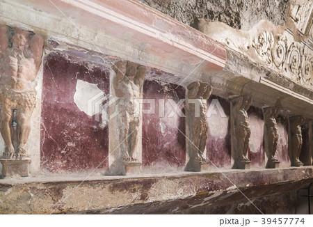 ポンペイ遺跡フォロの浴場微温浴室の男立象を見る壁 39457774