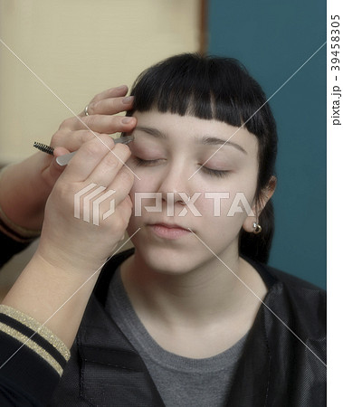 Young woman having eyebrow correction Young woman having eyebrow correction 39458305