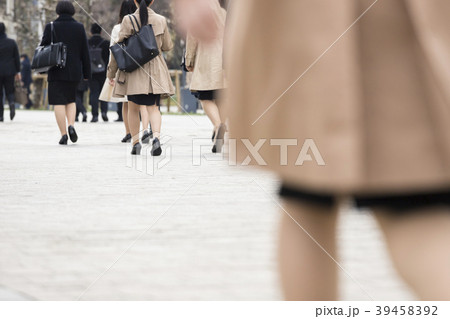 スーツで歩く後ろ姿 39458392