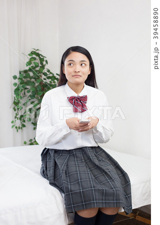 制服　高校生　寝室　朝 スマホ 39458890