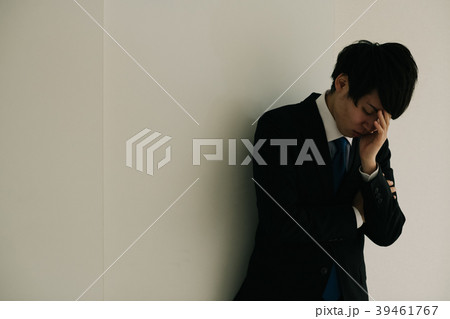 落ち込む若いビジネスマン 日本人男性の写真素材