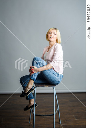 Young blonde woman Young blonde woman 39462089