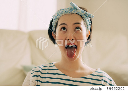 フェイシャルヨガ　顔ヨガをする若い女性 39462202