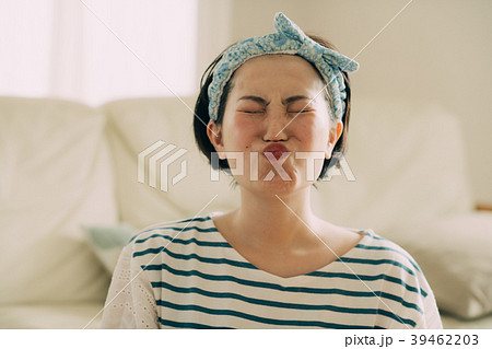 フェイシャルヨガ　顔ヨガをする若い女性 39462203