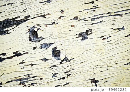 cracks on the paint timber 39462282