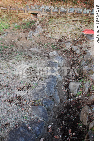 北伊豆地震を引き起こした丹那断層により左右にズレた当時の水路(静岡県田方郡函南町) 39464129