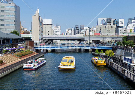 大阪ミナミ 道頓堀川にかかる深里橋と観光船 39467025