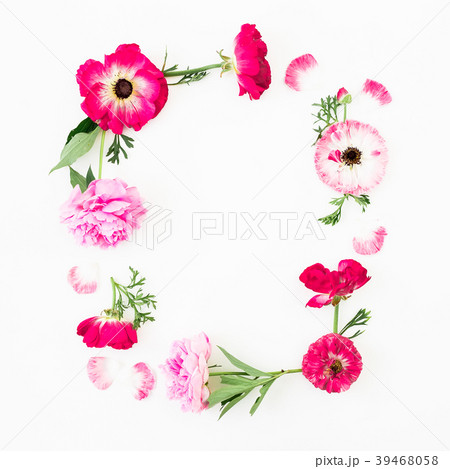Floral frame of flowers on white background. Flat 39468058