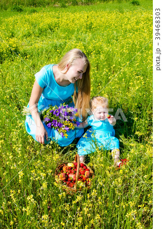 caucasian mother paying daughter park outdoor caucasian mother paying daughter park outdoor 39468303