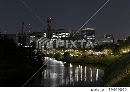 日本の東京都市景観　霞が関の官庁街方向を望む（夜景） 39469049