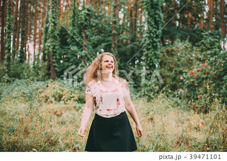 Young Pretty Plus Size Wavy Brown Hair Caucasian 39471101