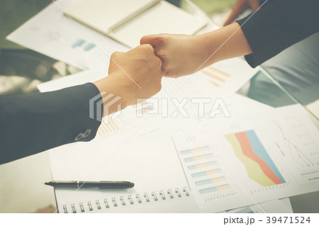 Businessmen agree to partner in the trade Businessmen agree to partner in the trade 39471524