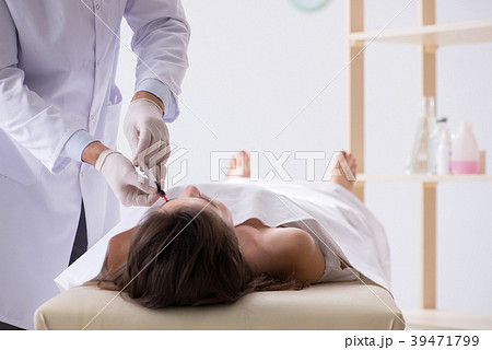 Police coroner examining dead body corpse in Police coroner examining dead body corpse in 39471799