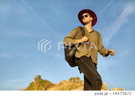 Traveler posing outdoors 39475672