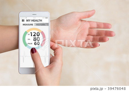 Woman measures blood pressure 39476048