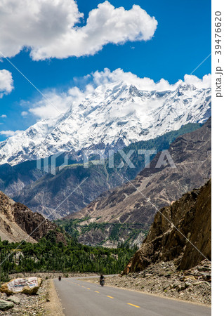 カラコルムハイウェイとラカポシ山の風景 パキスタンの写真素材