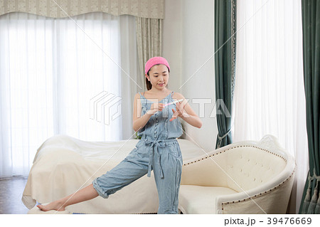 休日の女性 39476669