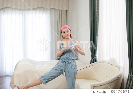 休日の女性 39476671