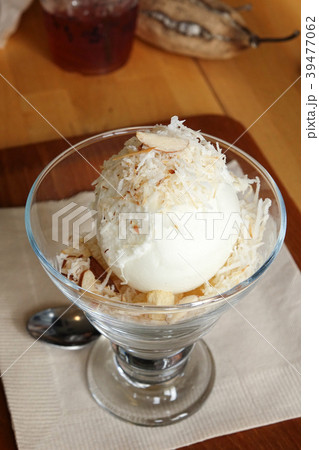 Delicious Thai style coconut ice cream 39477062