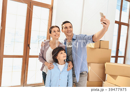 Father, mother and son in new apartment  39477975