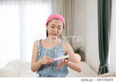 休日の女性 39478009