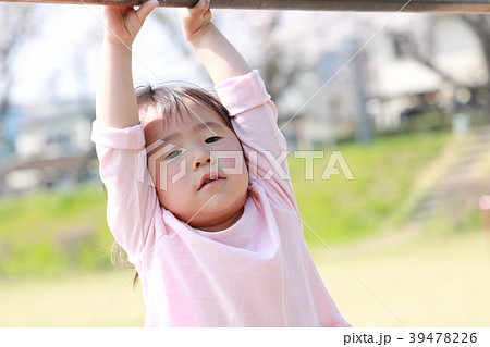 遊具にぶら下がる女の子 39478226