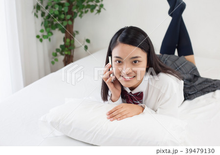 制服 高校生 寝室 朝 スマホ 制服 高校生 寝室 朝 スマホ 39479130
