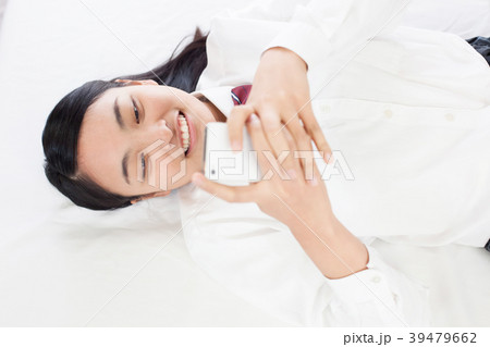 制服　高校生　寝室　朝 スマホ 39479662