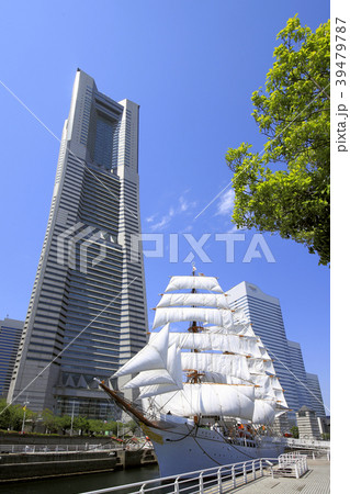 総帆展帆の日本丸とランドマークタワー 39479787